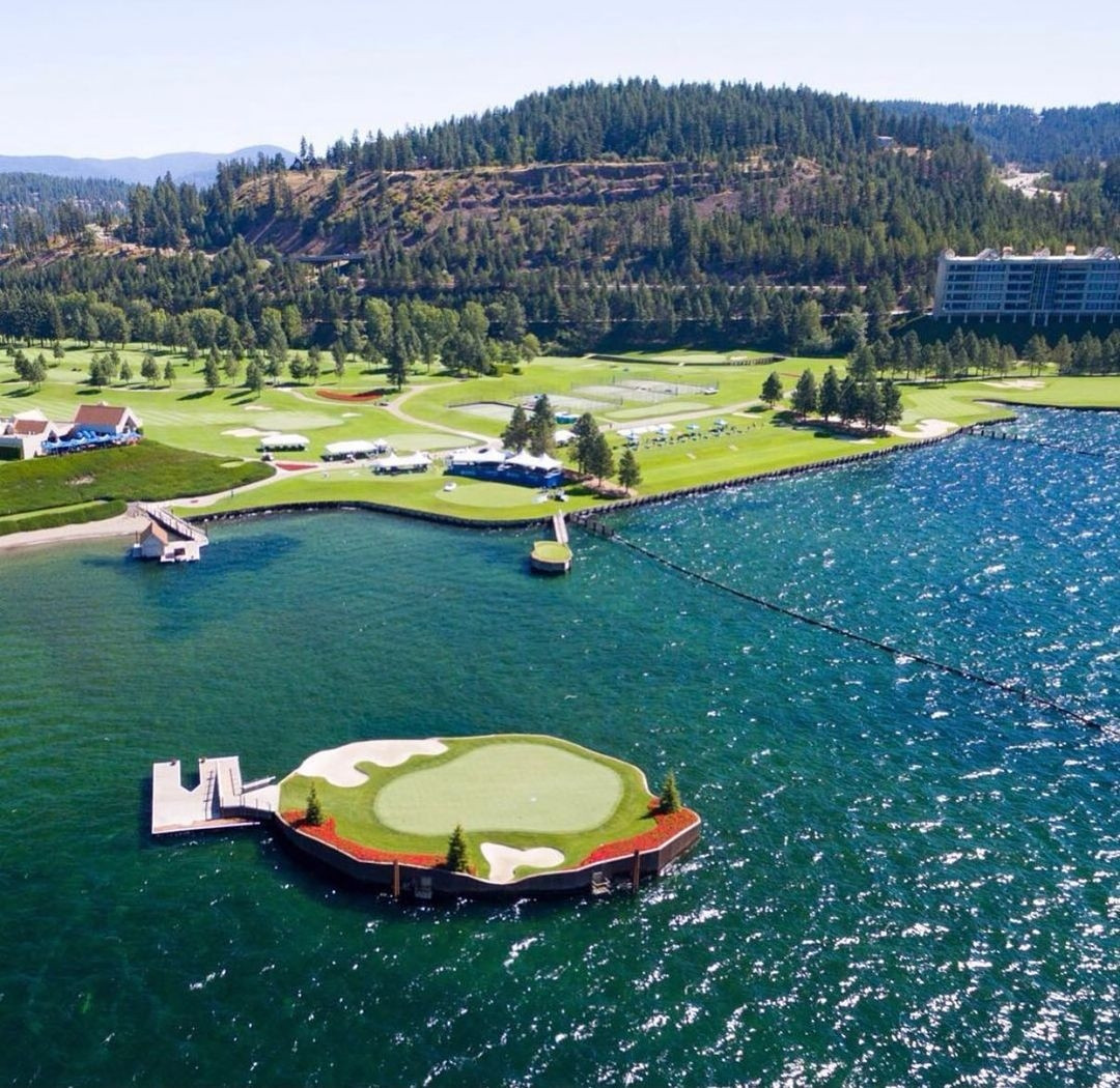 Với thiết kế “có một không hai”, Coeur d’Alene Resort Golf Course được đánh giá là một trong những sân golf tốt nhất nước Mỹ. Đặc biệt, lỗ 14 nằm “lênh đênh” giữa hồ Coeur d’Alene đem đến cho người chơi những trải nghiệm hết sức thú vị.