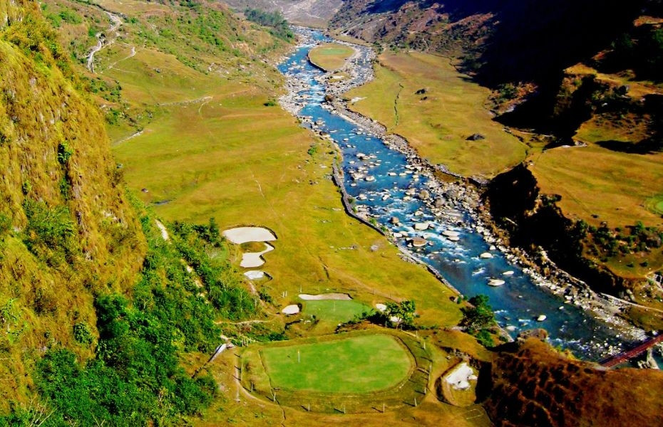 Sân golf này nằm cách thị trấn Pokhara khoảng 7 km. Trên thực tế, đây là một trong 2 sân gôn 18 lỗ ở toàn bộ Nepal. Sân golf này mang đến một khung cảnh tuyệt đẹp với những ngọn núi ngay trước mặt. Nó nằm trong một hẻm núi được tạo ra bởi sông Bijayapur Himalayan. Tại đây, bạn sẽ không chỉ tận hưởng hệ thực vật mà còn có thể chạm trán với một số loài động vật. Sân golf này có 1 hố tự nhiên, hoàn toàn trái ngược với hố nhân tạo như Coeur d'Alene.