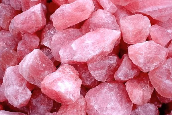 Thạch anh hồng được sinh ra sâu trong lòng đất dưới áp lực và nhiệt độ cao của magma (từ 400 đến 700 độ C). Khi magma nguội đi, các nguyên tố và khoáng chất khác nhau được liên kết tạo thành tinh thể.