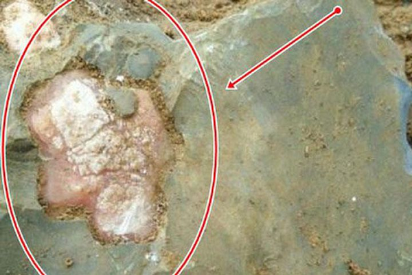 Nếu chỉ nhìn bề mặt, tảng đá trông vô cùng bình thường nhưng ngược lại, lớp đá hồng bên dưới rất giống với đá quý. Tuy nhiên, khi dùng tay cạo trên lớp đá hồng thì nó lại rơi ra toàn bột màu trắng.