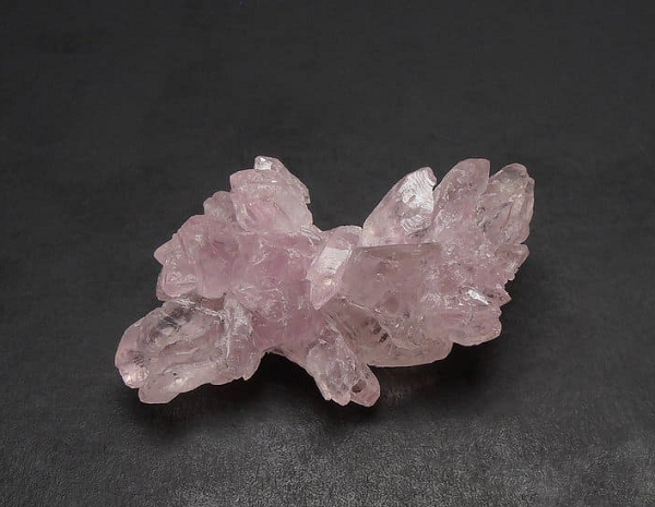 Các nghiên cứu đã chỉ ra rằng, để có được màu hồng đặc trưng cho biến thể thạch anh hồng đó là nhờ sự xâm nhập của các tinh khoáng silicat siêu nhỏ xếp thẳng hàng. Các tinh khoáng màu hồng phấn này xâm nhập đã tạo nên màu hồng đặc trưng.