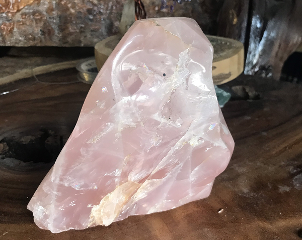 Trong tự nhiên cũng có một số biến thể thạch anh hồng được tạo màu từ sự xâm nhập của các khoáng vật khác. Và những biến thể này hiếm này đã được dân buôn đá quý đặt cho những cái tên riêng như: Pink Crystalline Quartz, Crystalline Rose Quartz hoặc là Pink Quartz.