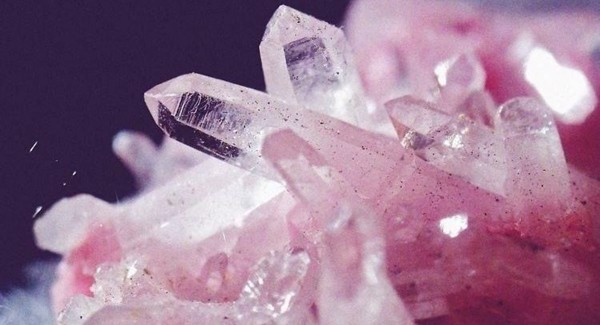 Là một biến thể của thạch anh, thạch anh hồng bao gồm các thành phần chủ yếu là Granit, Permatit granit, Quartzit, và nhiều loại đá Silicat khác, mang công thức hóa học là SiO2.