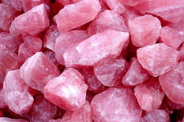 Thạch anh hồng được sinh ra sâu trong lòng đất dưới áp lực và nhiệt độ cao của magma (từ 400 đến 700 độ C). Khi magma nguội đi, các nguyên tố và khoáng chất khác nhau được liên kết tạo thành tinh thể.