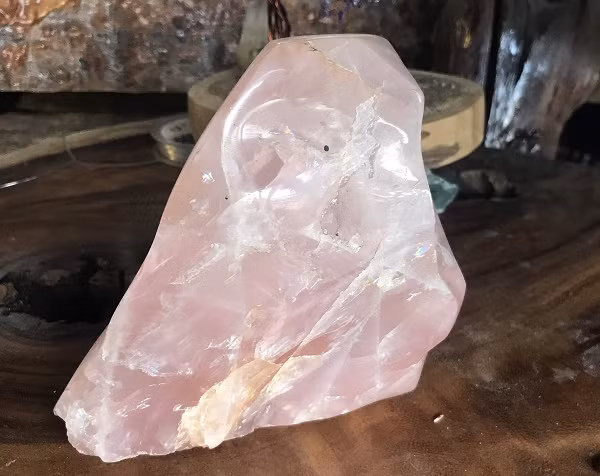 Trong tự nhiên cũng có một số biến thể thạch anh hồng được tạo màu từ sự xâm nhập của các khoáng vật khác. Và những biến thể này hiếm này đã được dân buôn đá quý đặt cho những cái tên riêng như: Pink Crystalline Quartz, Crystalline Rose Quartz hoặc là Pink Quartz.