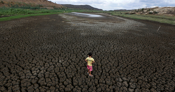 Bên cạnh đó, một mối nguy hiểm nữa đang đe dọa sinh mạng con người là biến đổi khí hậu. Sự nóng lên toàn cầu dẫn đến hàng loạt thảm họa kinh hoàng từ thiên nhiên.