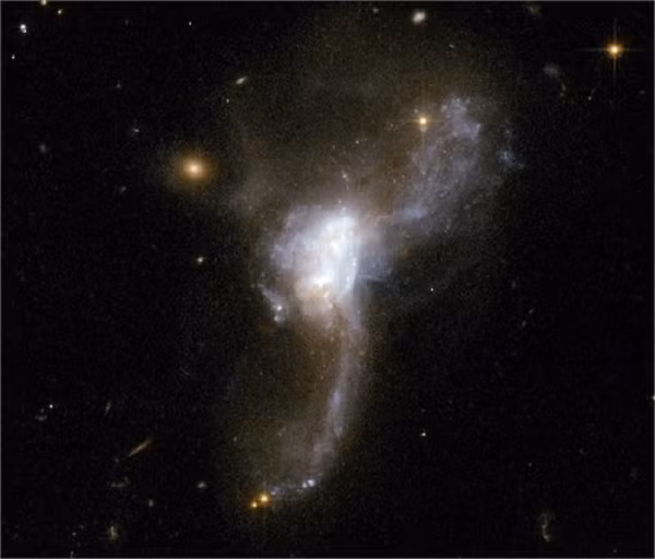 Trong hình ảnh ma quái "hiện về" từ quá khứ, cả 2 thiên hà đều đang trong giai đoạn hình thành sao mạnh mẽ. Hiện tại, có thể chúng đã "chết" từ lâu.