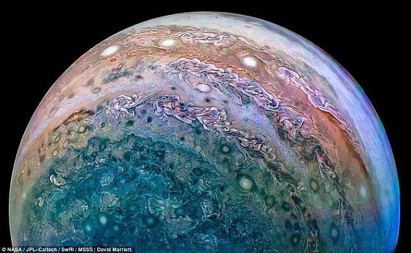 Theo các chuyên gia, rất có thể đây là sao Mộc va chạm với các tiểu hành tinh vì mỗi năm, có hàng trăm vụ như vậy. Nguyên nhân là vì hành tinh này có khối lượng gấp 318 lần Trái Đất, hoạt động giống như một bức tường phong ngăn chặn các vật thể tấn công Trái Đất.