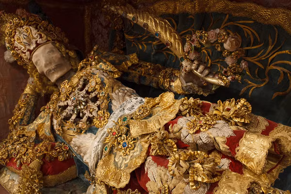 Cơ thể của những người qua đời được bao phủ bởi các đồ trang sức, nhưng điều đặc biệt là khuôn mặt được quấn lại, miệng, mắt, mũi và trán đều được che kín.