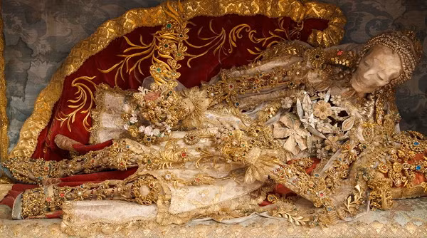 Theo quan niệm, xương nạm vàng bạc, đá quý là biểu tượng của sự giàu có sau khi qua đời và người Công giáo còn coi đây là "xương thiêng". Trước khi được nạm vàng và đá quý, những bộ xương đã được xử lý đặc biệt cẩn thận.