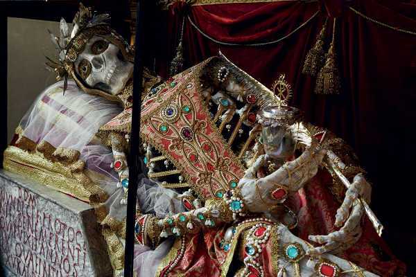 Những người theo Cơ đốc giáo tin rằng sau khi chết, hài cốt phải được đeo trang sức để làm nổi bật địa vị quan trọng của người đã khuất.