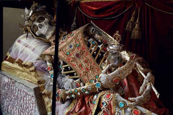 Những người theo Cơ đốc giáo tin rằng sau khi chết, hài cốt phải được đeo trang sức để làm nổi bật địa vị quan trọng của người đã khuất.