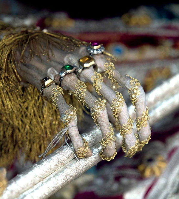 Những bộ xương vô danh này được đặt tên như các vị thánh nhưng thực tế không có bộ xương nào trong số này thực sự là di hài của một vị thánh có thật trong lịch sử Thiên Chúa giáo.