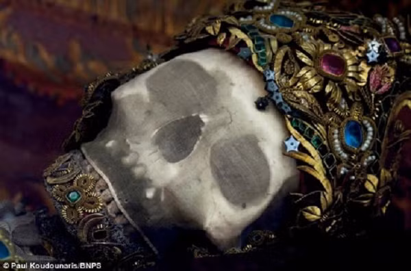 "Công việc chăm chút trang hoàng cho các bộ xương được phụ trách bởi các nữ tu sĩ. Một số người trong số họ đã dành nhiều năm trên một cơ thể duy nhất và thường tặng nhẫn của riêng mình để đeo lên ngón tay của hài cốt", nhiếp ảnh gia và nhà sử học nghệ thuật Koudounaris cho biết.