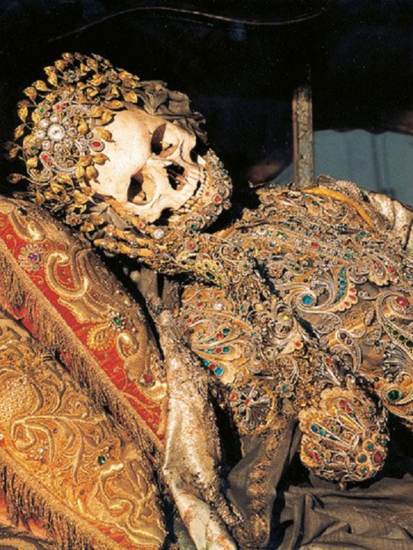 Các bộ hài cốt này đã từng bị nhiều kẻ trộm mộ nhắm đến vì giá trị của những món trang sức là vô cùng lớn.