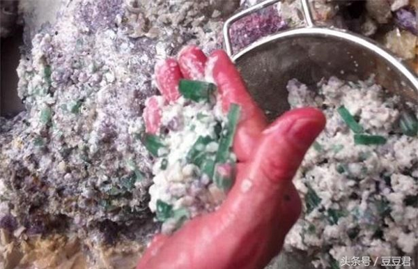 Ông chẳng nói chẳng rằng lập tức thọc tay vào cái hốc để tìm kiếm. Mọi người đều hốt hoảng lao tới ngăn cản, ai cũng lo rằng bên trong đó có con vật nào đó và nó có thể sẽ cắn ông lão.