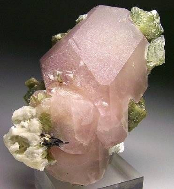 Bên cạnh đó còn có màu đỏ có tên là đá Bixbite – Red Beryl, màu hồng còn được gọi là đá Morganite, màu vàng còn được gọi là đá Heliodor và đá Beryl không màu.
