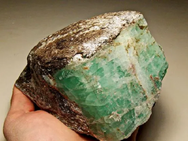 Giá của ngọc lục bảo dao động từ hàng chục USD đến hàng chục nghìn USD tùy theo chất lượng của chúng. Hiện nay, một viên ngọc lục bảo chất lượng cực phẩm có thể dao động từ 40.000 đến 90.000 USD/carat.