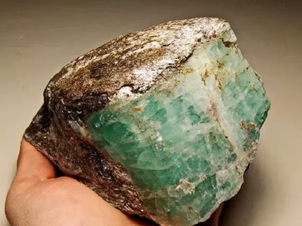 Giá của ngọc lục bảo dao động từ hàng chục USD đến hàng chục nghìn USD tùy theo chất lượng của chúng. Hiện nay, một viên ngọc lục bảo chất lượng cực phẩm có thể dao động từ 40.000 đến 90.000 USD/carat.