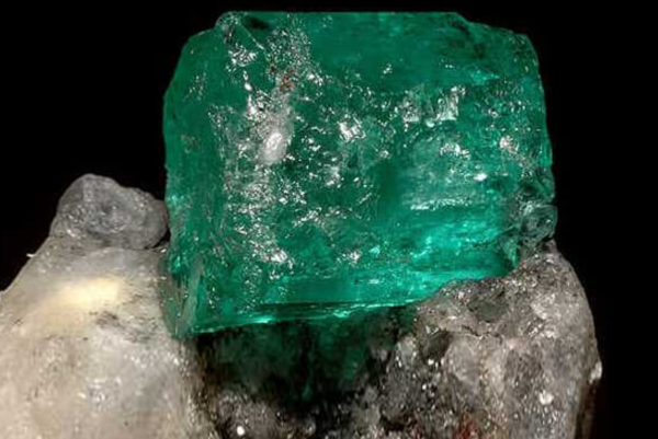 Tuy nhiên, sau khi rút tay ra, trên tay ông là một nắm đá có màu xanh đẹp mắt. Sau khi kiểm tra, họ thấy rằng số đá này chính là ngọc lục bảo trong huyền thoại.