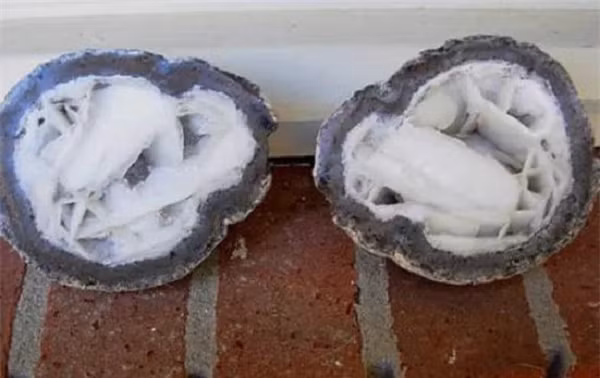 Sau khi đem về nhà, cô đã dùng máy để cắt hòn đá ra xem bên trong có đá quý hay không. Thứ được tìm thấy quả nhiên đã không làm cô gái thất vọng. Bởi bên trong viên đá ấy có thứ gì đó nhìn rất đẹp.