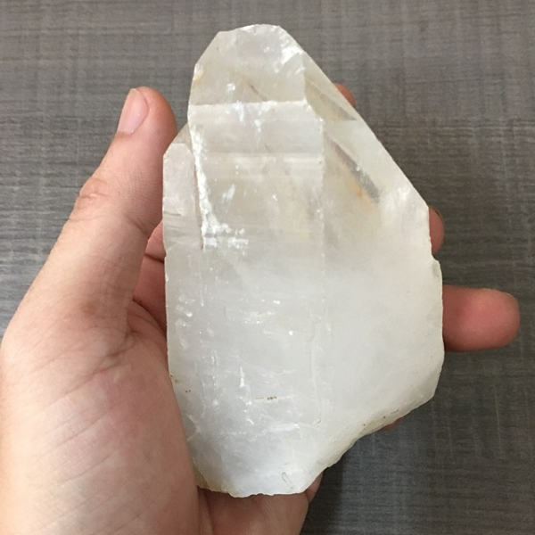 Khi đem thứ này đến chuyên gia để giám định, cô mới biết rằng đó rất có thể là thạch anh trắng pha lê hoặc Canxedon. Mặc dù chưa thể xác định chính xác, tuy nhiên chuyên gia cũng đánh giá rằng viên đá rất có giá trị.