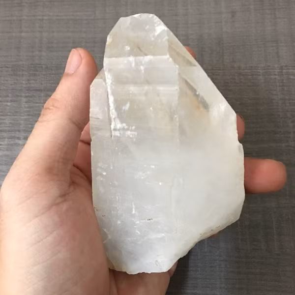 Khi đem thứ này đến chuyên gia để giám định, cô mới biết rằng đó rất có thể là thạch anh trắng pha lê hoặc Canxedon. Mặc dù chưa thể xác định chính xác, tuy nhiên chuyên gia cũng đánh giá rằng viên đá rất có giá trị.