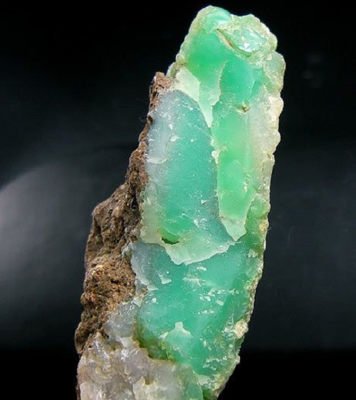 Tuy nhiên, dù là loại đá nào thì theo các chuyên gia viên đá được cô gái tìm thấy ngoài tự nhiên và không có giấy tờ xác nhận quyền sở hữu nên buộc phải giao nộp lại cho cơ quan có thẩm quyền. Mời các bạn xem video: Khung cảnh thiên nhiên tuyệt đẹp tại các quốc gia ít dân nhất thế giới. Nguồn: VTC