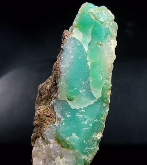 Tuy nhiên, dù là loại đá nào thì theo các chuyên gia viên đá được cô gái tìm thấy ngoài tự nhiên và không có giấy tờ xác nhận quyền sở hữu nên buộc phải giao nộp lại cho cơ quan có thẩm quyền. Mời các bạn xem video: Khung cảnh thiên nhiên tuyệt đẹp tại các quốc gia ít dân nhất thế giới. Nguồn: VTC