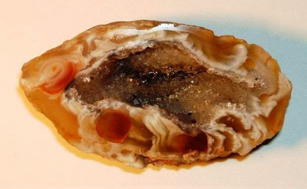 Theo một số văn bản cổ của Ấn Độ ghi lại rằng loại đá này có ánh sáng của ý thức tinh khiết. Khi đeo trang sức bằng Canxedon màu xanh da trời, nó có khả năng loại trừ nổi sợ hãi và đem đến cho người sở hữu niềm tin vào sức mạnh của chính mình.