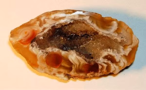 Theo một số văn bản cổ của Ấn Độ ghi lại rằng loại đá này có ánh sáng của ý thức tinh khiết. Khi đeo trang sức bằng Canxedon màu xanh da trời, nó có khả năng loại trừ nổi sợ hãi và đem đến cho người sở hữu niềm tin vào sức mạnh của chính mình.