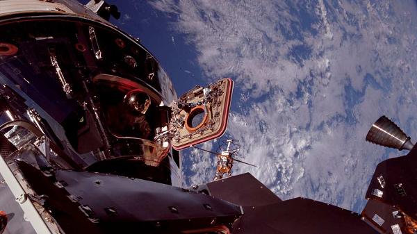 Nhiều người cho rằng những hình ảnh nhận được là do một trục trặc, một vết xước của một ống kính rẻ tiền gây ra. Tuy nhiên điều đó là không thể, NASA chỉ mua những bộ phận chất lượng cao nhất và hiệu suất cao nhất để quan sát.