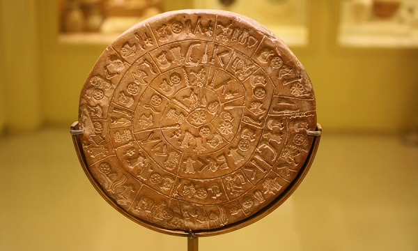 Đĩa Phaistos được làm bằng đất sét nung từ cung điện Phaistos của người Minoan trên đảo Crete, Chiếc đĩa làm bằng đất sét nung với những biểu tượng lạ có thể là một dạng chữ tượng hình chưa ai biết. Các nhà nghiên cứu cho rằng đĩa Phaistos có niên đại khoảng 2.000 năm trước Công nguyên.