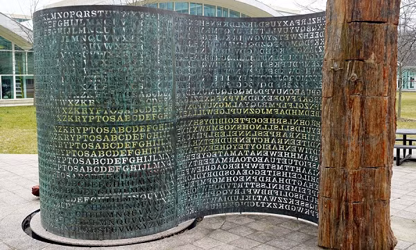 Kryptos là một tác phẩm điêu khắc của nghệ sĩ người Mỹ - Jim Sanborn được tạo ra cho trụ sở của CIA ở Langley, Virginia. Ra mắt vào năm 1990, tác phẩm điêu khắc có bốn thông điệp khác nhau được Sanborn mã hóa trong sự kết hợp của 26 chữ cái trong bảng chữ cái tiếng Anh.