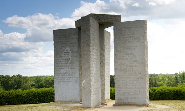 Đài tưởng niệm bằng đá Georgia Guidestones, còn gọi là "Stonehenge Mỹ", được dựng ở Elbert, Georgia năm 1979. Các tảng đá khắc 10 "điều răn dạy mới" bằng 8 ngôn ngữ gồm Anh, Tây Ban Nha, Swahili, Hindi, Do Thái, Arab, Trung Quốc và Nga. Hiện vẫn chưa ai tìm ra mục đích và nguồn gốc của đài tưởng niệm này.
