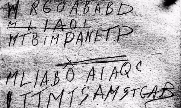 Vụ án Tamam Shud được coi là một trong những bí ẩn lớn nhất của Australia. Người ta còn tìm thấy trong chiếc túi may giấu trong quần nạn nhân mảnh giấy nhỏ ghi "Tamam Shud". Không ai thực sự hiểu rõ ý nghĩa của những dòng chữ này và danh tính nạn nhân đến nay vẫn còn là điều bí ẩn.