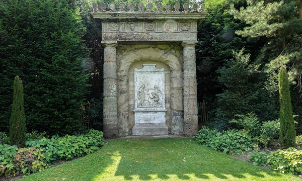 Chữ khắc Shugborough là dòng chữ lạ trên bức tượng đài từ thế kỷ 18 ở Staffordshire, Anh. Một số ý kiến cho rằng dòng chữ là manh mối về vị trí của Chén Thánh do các Hiệp sĩ dòng Đền để lại. Nhiều bộ óc thiên tài của nhân loại, trong đó có Charles Dickens và Charles Darwin, từng cố gắng giải mã dòng chữ này nhưng thất bại.