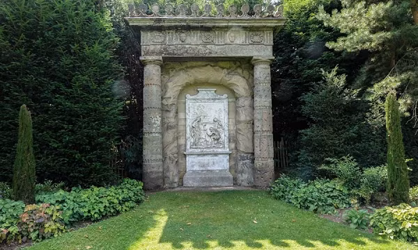 Chữ khắc Shugborough là dòng chữ lạ trên bức tượng đài từ thế kỷ 18 ở Staffordshire, Anh. Một số ý kiến cho rằng dòng chữ là manh mối về vị trí của Chén Thánh do các Hiệp sĩ dòng Đền để lại. Nhiều bộ óc thiên tài của nhân loại, trong đó có Charles Dickens và Charles Darwin, từng cố gắng giải mã dòng chữ này nhưng thất bại.