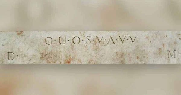 Được khắc trên Đài tưởng niệm người chăn cừu (Shepherd's Monument) thời thế kỷ 18 ở Shugborough Hall, Staffordshire, Anh, có một dòng mật mã gồm một chuỗi các chữ cái OUOSVAVV giữa các chữ cái D và M. Thế nhưng gần 300 năm qua vẫn chưa có ai có thể giải mã chính xác được nó, và vì vậy mật mã này vẫn còn là một bí ẩn.