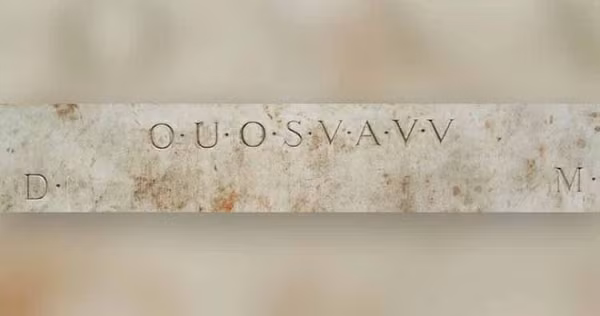 Được khắc trên Đài tưởng niệm người chăn cừu (Shepherd's Monument) thời thế kỷ 18 ở Shugborough Hall, Staffordshire, Anh, có một dòng mật mã gồm một chuỗi các chữ cái OUOSVAVV giữa các chữ cái D và M. Thế nhưng gần 300 năm qua vẫn chưa có ai có thể giải mã chính xác được nó, và vì vậy mật mã này vẫn còn là một bí ẩn.