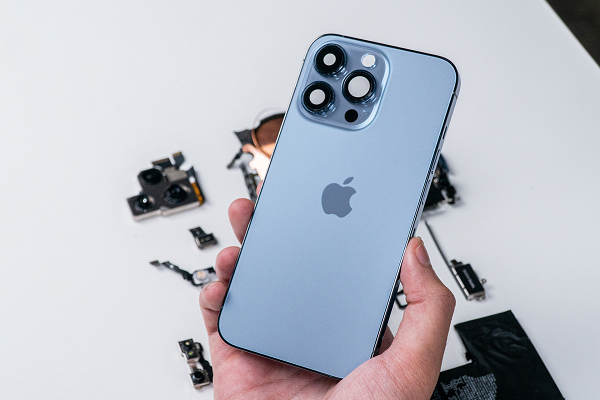 Đối với dòng iPhone 13 và 13 Mini, Apple được thiết kế thiên về màu sáng, gồm: Product (RED) (đỏ), Starlight (trắng ngà), Midnight (đen), Blue (xanh), Pink (hồng).