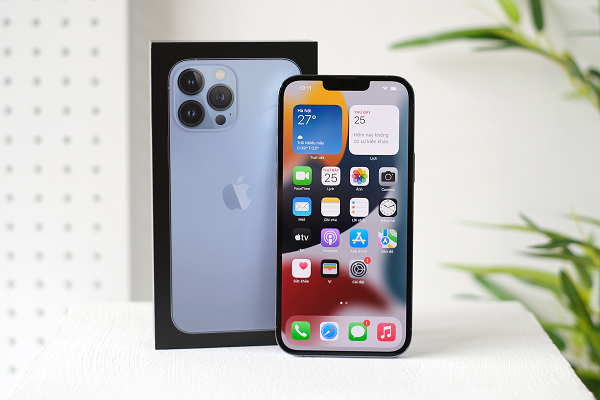 iPhone 13 Pro Max có nhiều ưu điểm như độ sáng toàn màn hình cao nhất đối với smartphone dùng tấm nền OLED. Theo công bố của Apple, màn hình iPhone thế hệ mới có độ sáng tối đa 1.000 nit với các nội dung thông thường và 1.200 nit với HDR, cao hơn mức 800 nit của iPhone 12 Pro Max.