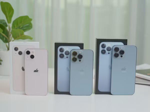 Bên cạnh đó, iPhone 13 Pro Max sử dụng màn hình OLED 6,7 inch với công nghệ hiển thị ProMotion, hỗ trợ HDR, độ phân giải 2.778 x 1.284 pixel, mật độ điểm ảnh 458 ppi. Đây cũng là một trong hai điện thoại đầu tiên của Apple có tần số quét 120 Hz, bên cạnh iPhone 13 Pro.