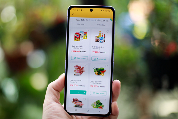 Lực lượng cơ quan chính quyền địa phương và tình nguyện viên đã triển khai nhiều biện pháp để tiếp nhận và đáp ứng nhu cầu cung cấp thực phẩm cho người dân.