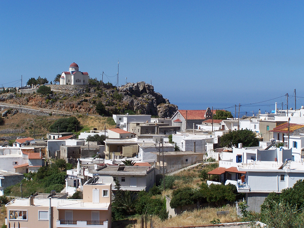 Sắc lệnh này được đưa ra khi dân số của ngôi làng ngày càng giảm và tỉ lệ già hóa tăng cao. Theo một số liệu thống kê, vào năm 1960, làng Sellia có khoảng 1.300 người, nhưng đến năm 2015, dân số chỉ còn lại 537 người, trong đó có đến 60% người trên độ tuổi 65.