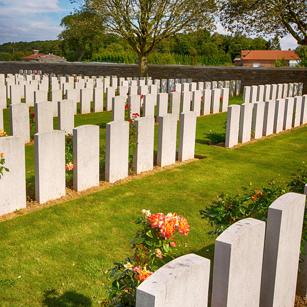 4. Vào năm 2008, thị trưởng Gerard Lalanne của ngôi làng nhỏ Sarpourenx tại Pháp đã ban hành sắc lệnh đến toàn bộ người dân, yêu cầu tuyệt đối không được chết trong làng, nếu như họ chưa sở hữu cho mình một chỗ trong khu nghĩa trang đông đúc.