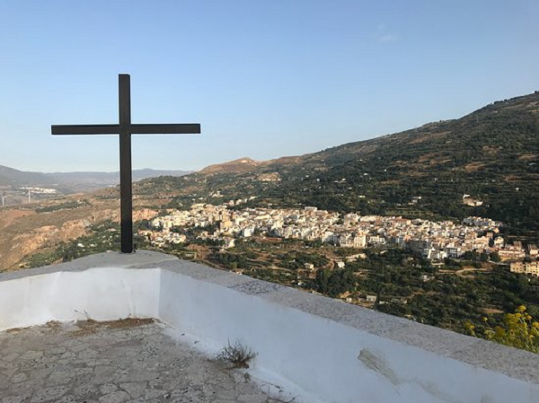 Ông đã ban hành một sắc lệnh đến 4.000 cư dân của thành phố Lanjaron nên chăm sóc tốt cho sức khỏe của mình và đừng để “bị chết” trong lúc tòa thị chính vẫn đang tìm một khu đất mới để xây dựng nghĩa trang.