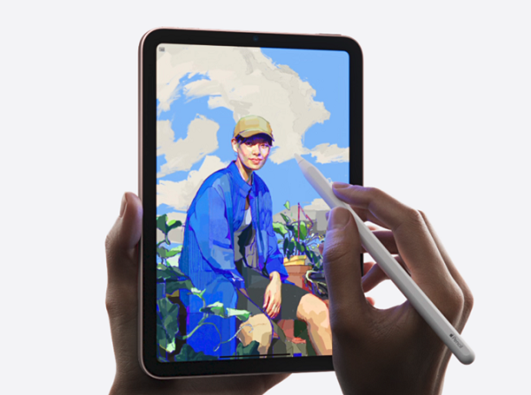 Mang dòng iPad mini quay lại với thế hệ thứ 6, Apple đã có những nâng cấp về kiểu dáng và cấu hình đáng kể. iPad mini 6 thay đổi thiết kế so với các thế hệ trước khi được làm vuông vắn hơn giống với iPad Pro. Màn hình được nâng kích thước lên 8,3 inch so với 7,9 inch của thế hệ cũ. Máy có giá từ 499 USD.