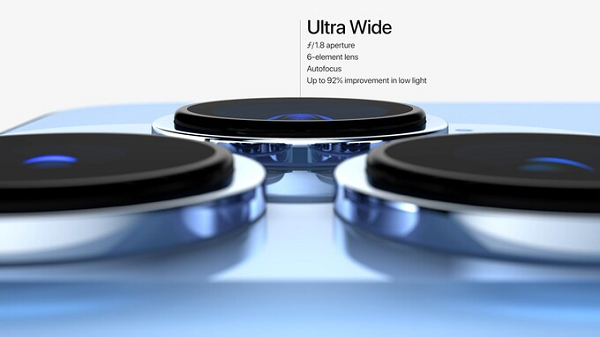 iPhone 13 có thời lượng pin dài hơn 2,5 tiếng so với iPhone 12. Trong khi phiên bản mini có pin lâu hơn 1,5 tiếng. Máy tương thích mạng 5G với 200 nhà mạng trên thế giới. iPhone 13 mini được bán giá từ 699 USD còn iPhone 13 từ 799 USD. Tùy chọn bố nhớ tối thiểu là 128 GB và tối đa là 512 GB.