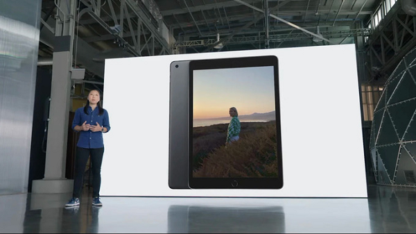 Bên cạnh iPhone, Apple cũng giới thiệu một số sản phẩm mới trong sự kiện lần này như iPad thế hệ 9. Máy giữ nguyên kiểu dáng như thế hệ trước, chủ yếu nâng cấp cấu hình với chip A13 Bionic giống với iPhone 11. Máy có giá từ 329 USD, và còn 299 USD cho học sinh, sinh viên.